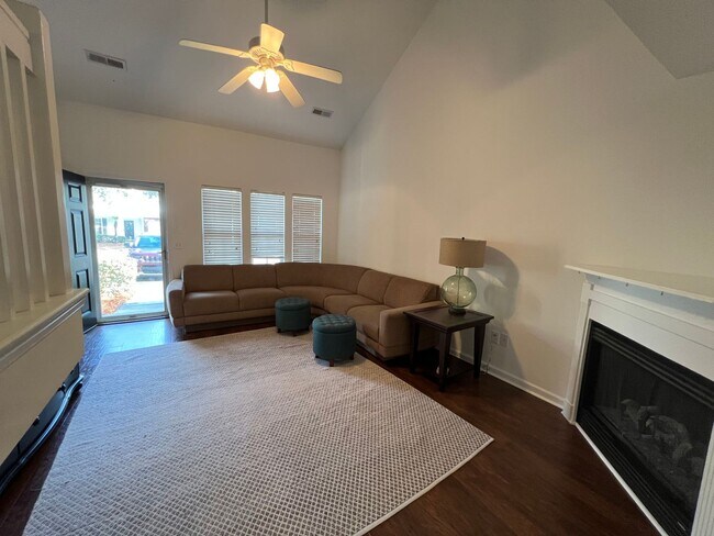 Building Photo - 2 Bedroom 2.5 Bath Furnished Townhome in Beresford Commons
