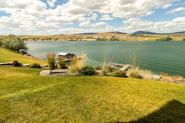 Building Photo - Jones - Fully Furnished Condo on the River Available Mid Sept - Mid May Only