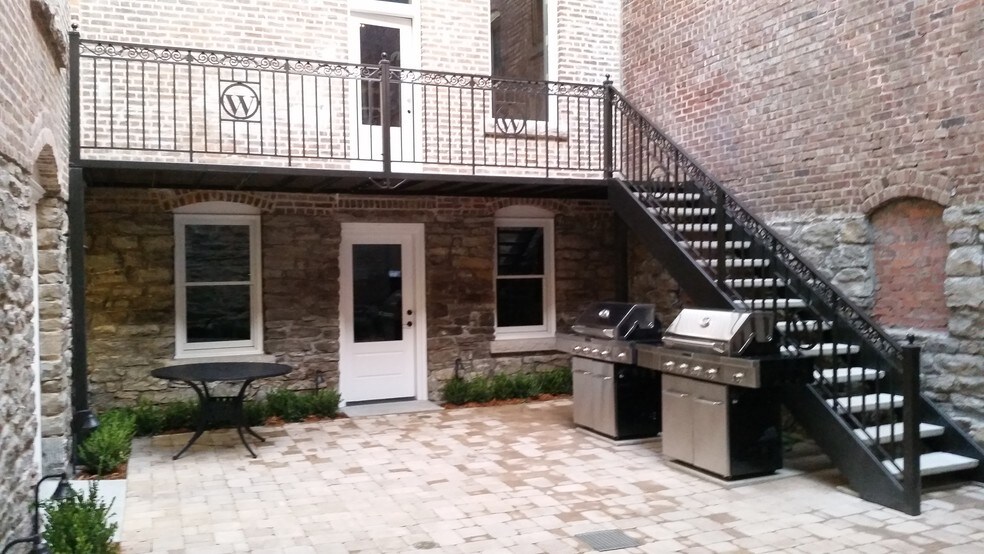Courtyard with Grills - 114 E University St
