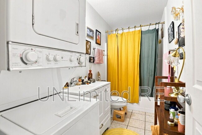 Building Photo - 1811 N Meadow Lark Dr