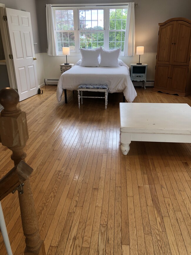 Large clean studio - 4 Meadow Ridge Rd