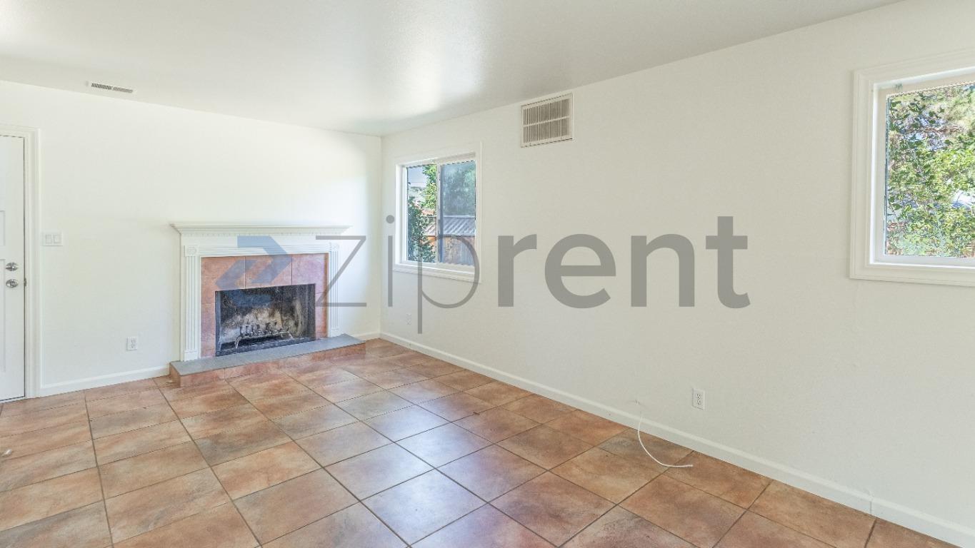 Building Photo - Unit B