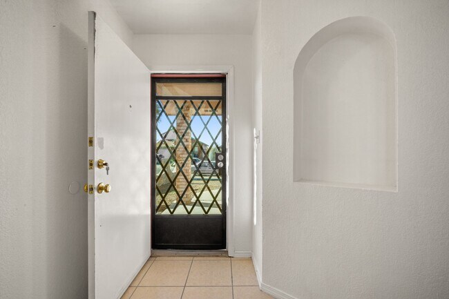 Building Photo - BEAUTIFUL EASTSIDE EL PASO HOME