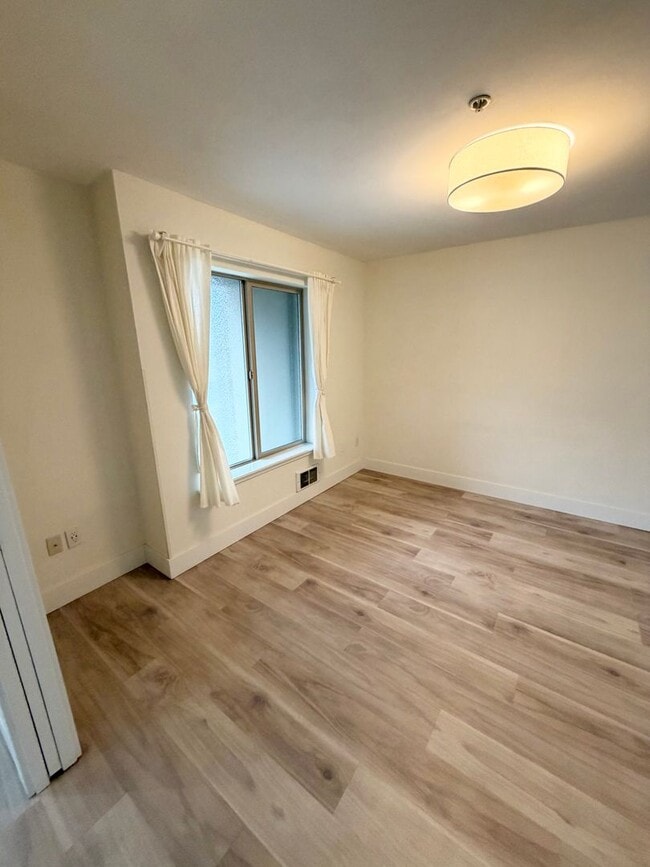 Building Photo - 1550 Eastlake Ave E