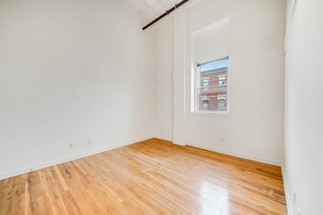 Building Photo - 716 Madison St