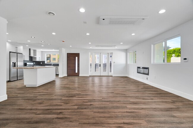 Building Photo - Spacious 3BR NoHo Home w/ Luxury European Finishes