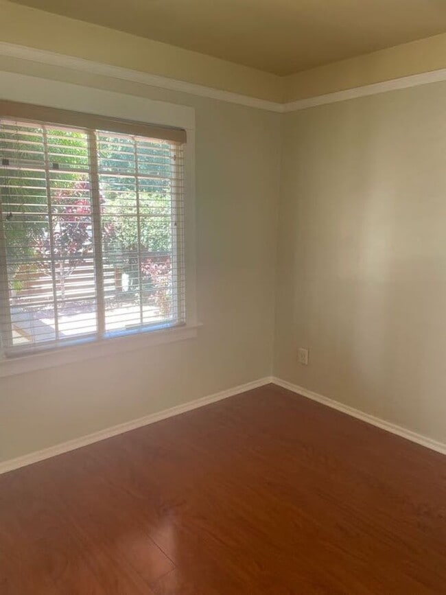Building Photo - Bright  3bed/2bath single family home with...