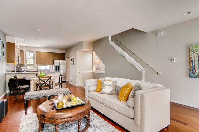 Building Photo - 2 Bedroom Loft Style Townhome Near Microsoft!