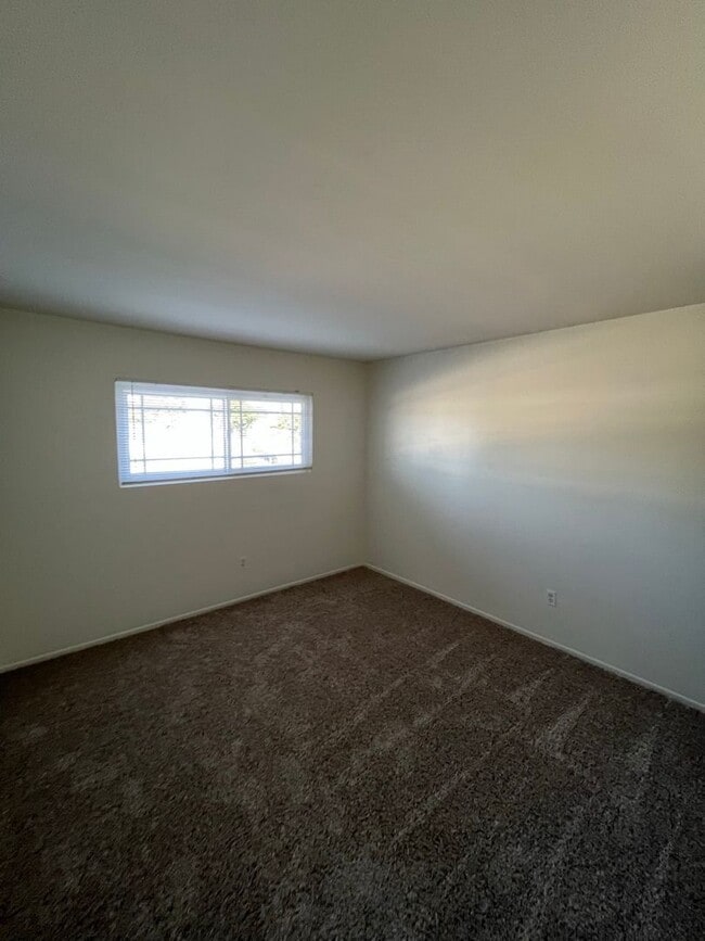 Building Photo - Beautiful 4 Bd Townhouse