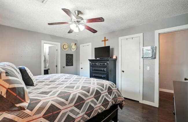 Building Photo - 3 BED 2 BATH! Schedule a tour today!