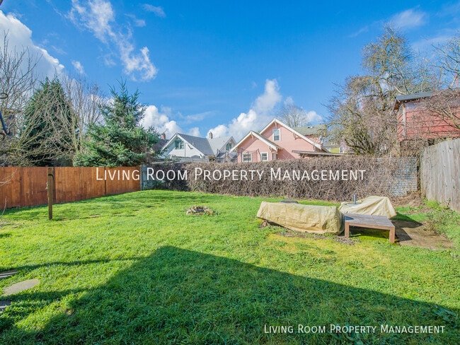Building Photo - Bright Oversized Basement Apartment in Alb...