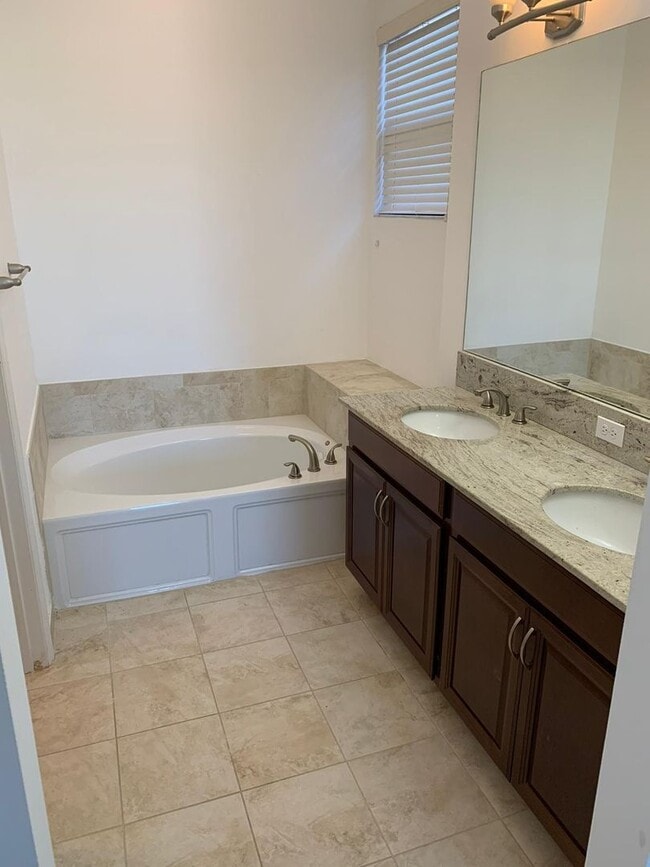 Building Photo - Beautiful Home in Aventura Isles