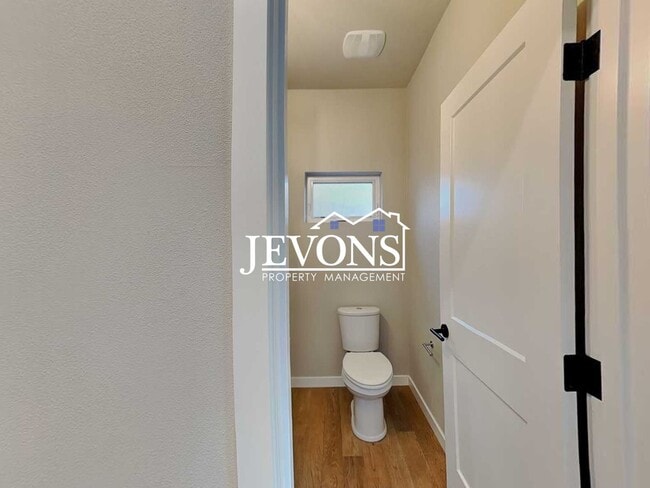 Building Photo - Coming soon! Modern Townhome Living in Prime Issaquah Location