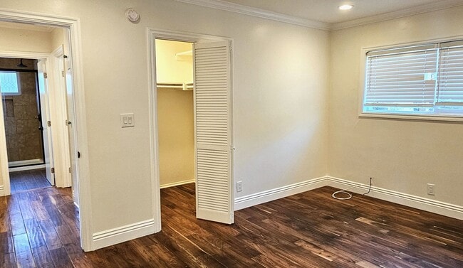 Building Photo - Gorgeous Remodeled 2 Bedrooms, 1 Bath Hous...