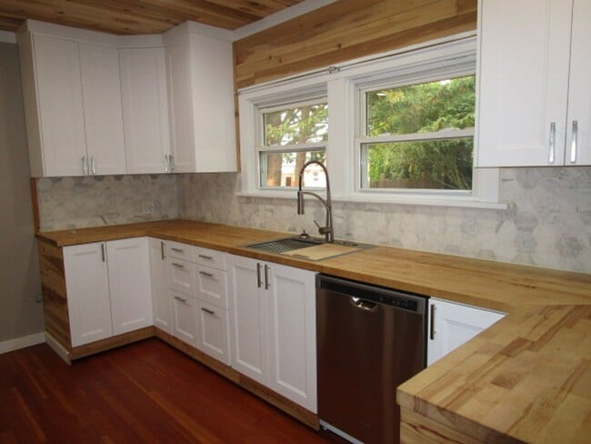 Building Photo - 735 Jameson St