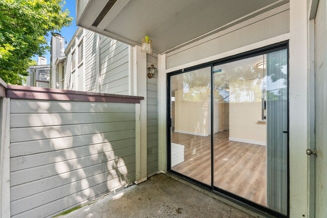 Building Photo - 2 Bedroom 2 Bathroom Condo in Citrus Heights