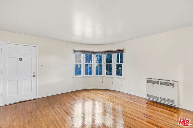 Building Photo - 3725 S Victoria Ave