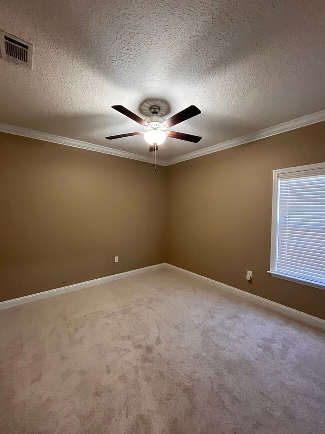 Building Photo - 4062 McKenzie Ln