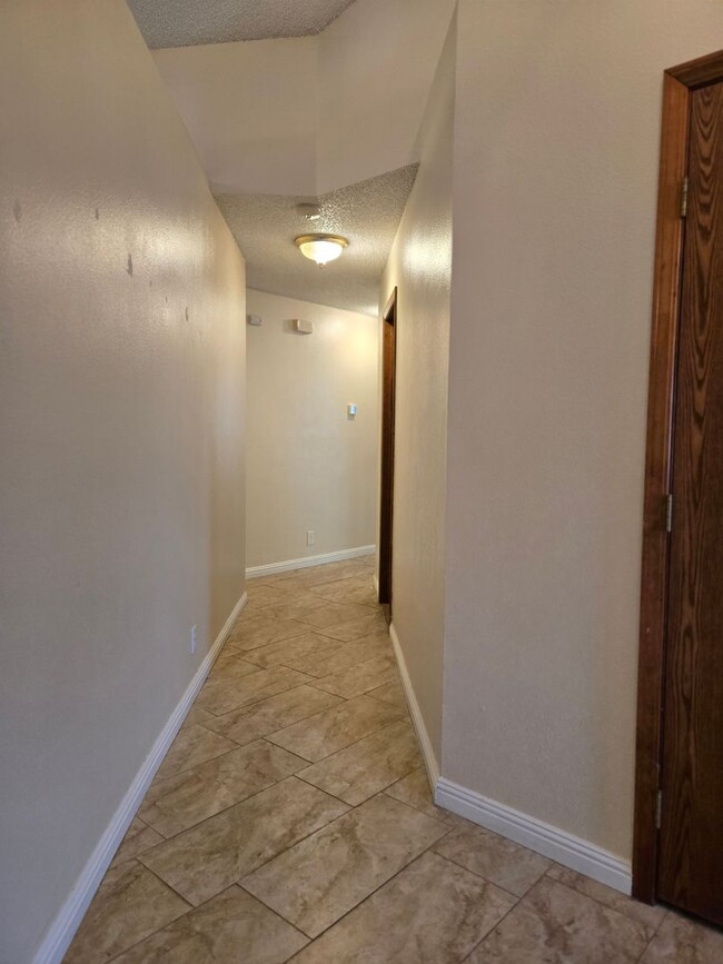 Building Photo - 3 BR 2 BA Available Now