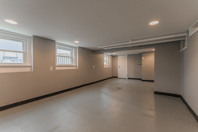Building Photo - 14517 Blaine Ave