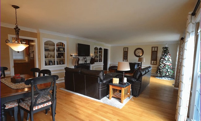 Building Photo - 207 Hawthorn Dr