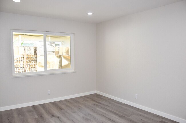 Building Photo - Olive (815) North