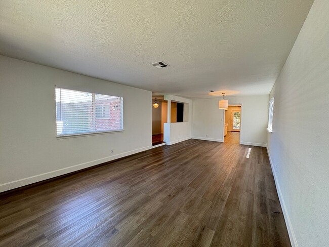 Building Photo - Beautiful 3 Bed, 2 Bath Home in a Desirabl...