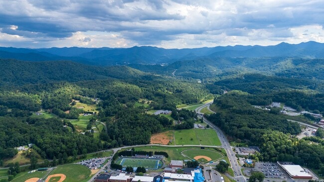 Building Photo - Nice 3BD/2BA Modular home near Lowes in Sylva available 5/1/26 for year long lease