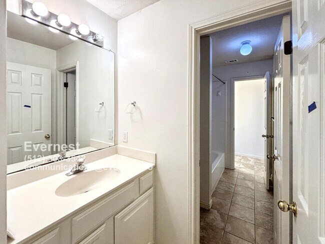 Building Photo - Spacious 5-Bedroom Retreat with Modern Com...