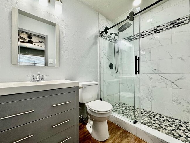 Building Photo - 925 Swan Lake Ct