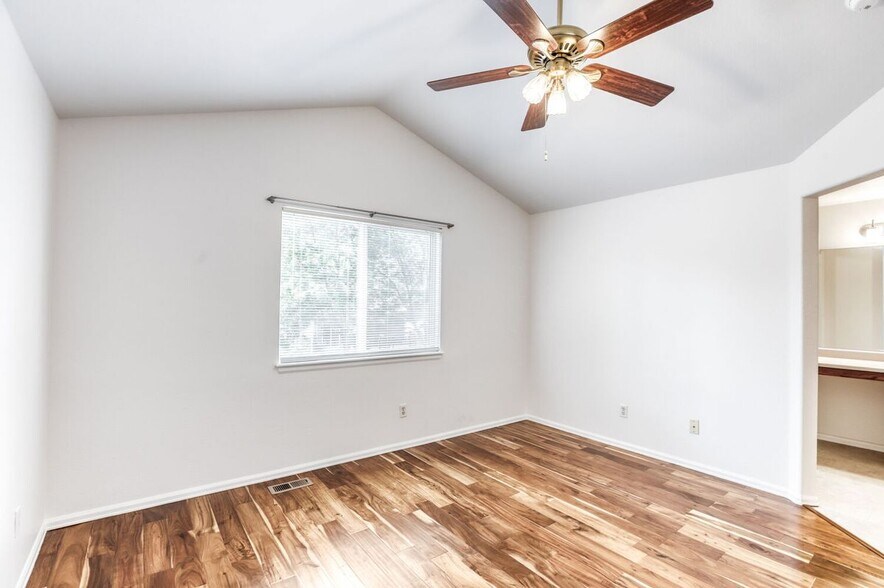 Building Photo - 1633 Deerwood Dr