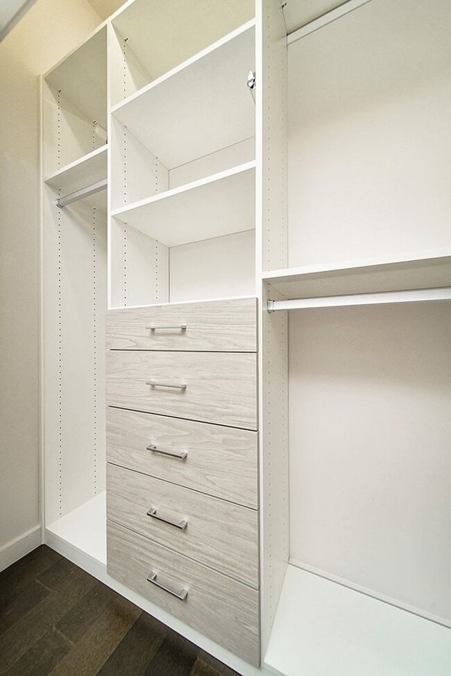 Building Photo - Stunning 505 Condo!