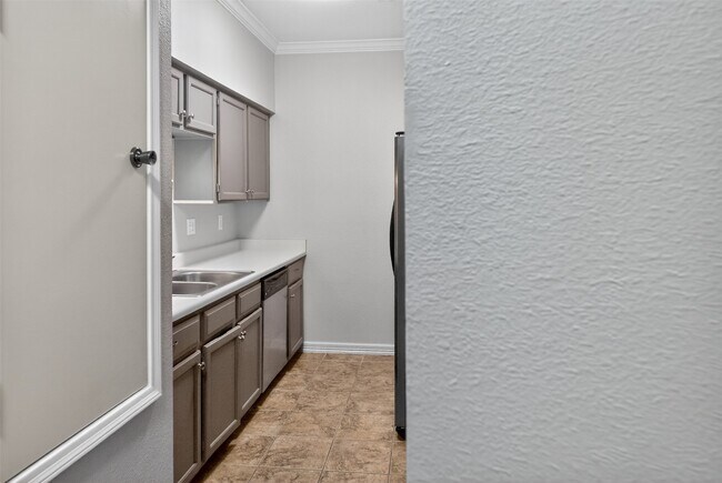 Building Photo - 562 Wilcrest Dr