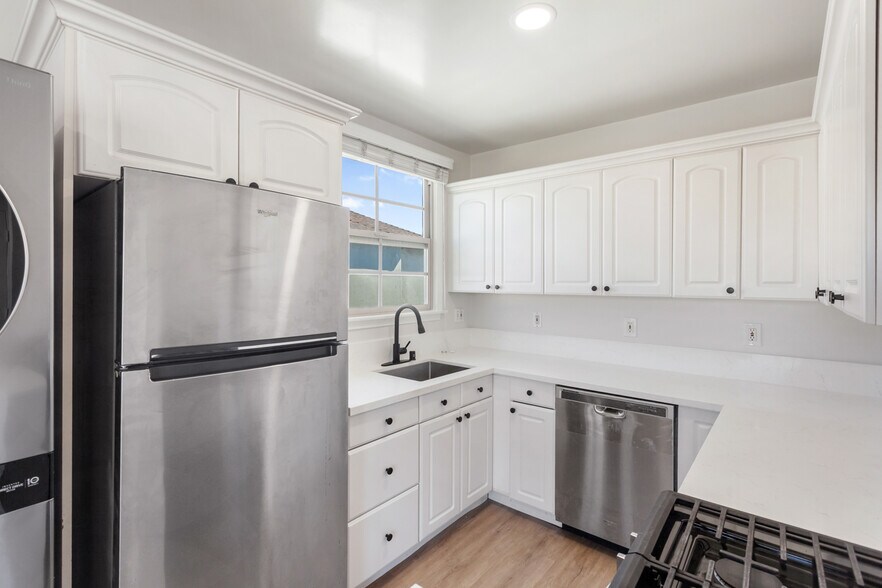 Building Photo - 630 E San Antonio Dr