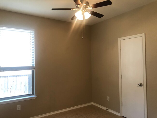 Building Photo - Easy to Maintain 3/2 in University Park - ...