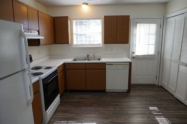 Building Photo - Cozy Two Bedroom 2 Full Bathroom Duplex!