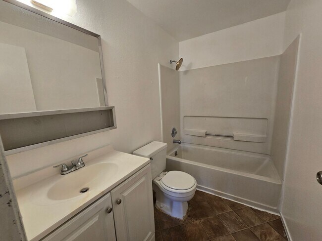 Building Photo - 1414 E 9th St