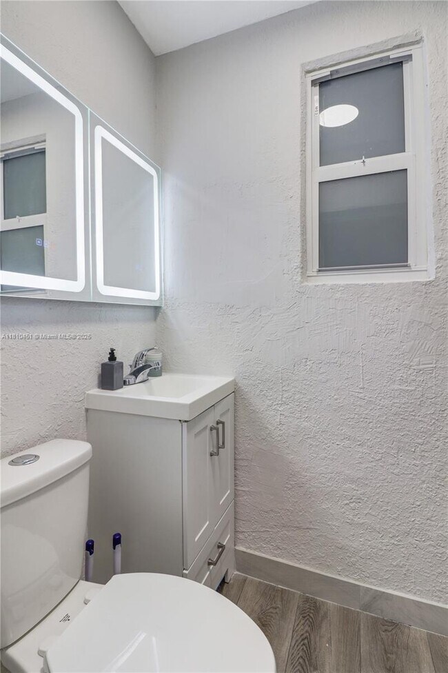 Building Photo - 6039 SW 38th St