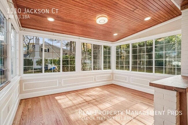 Building Photo - 1110 Jackson Ct