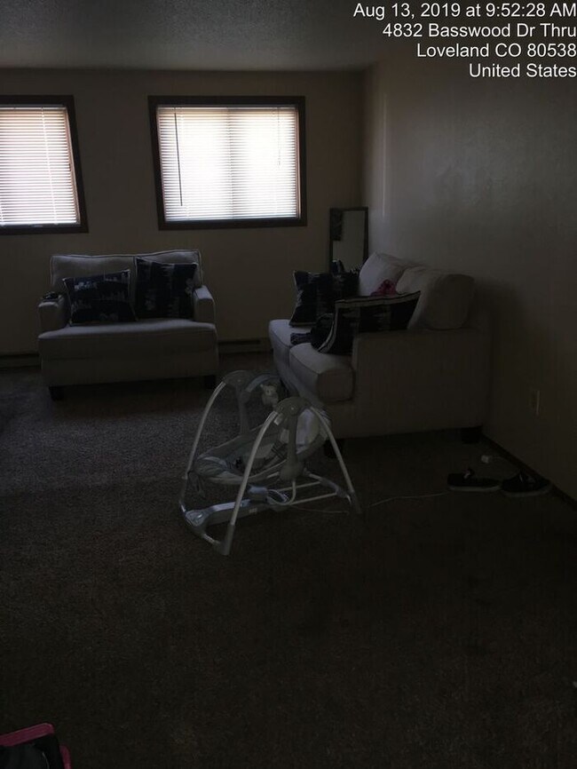 Building Photo - Water/Sewer/Trash Included - Large Two Bedroom One Bath In North Loveland! Easy Access to HWY 287!