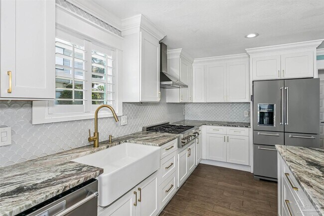 Building Photo - 231 Sabine Dr