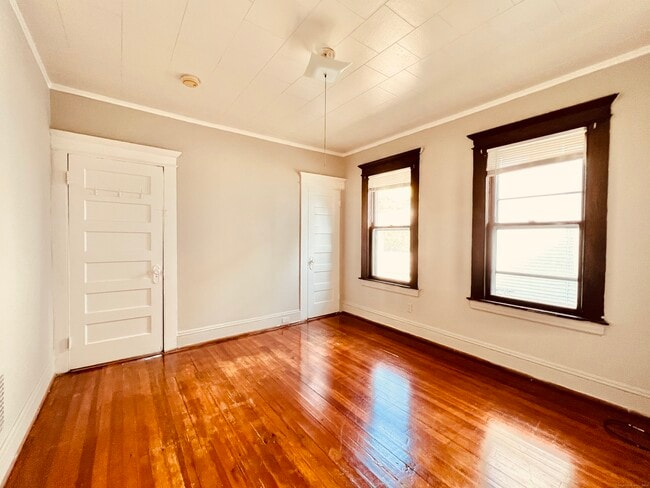 Building Photo - 118 Sutton Ave