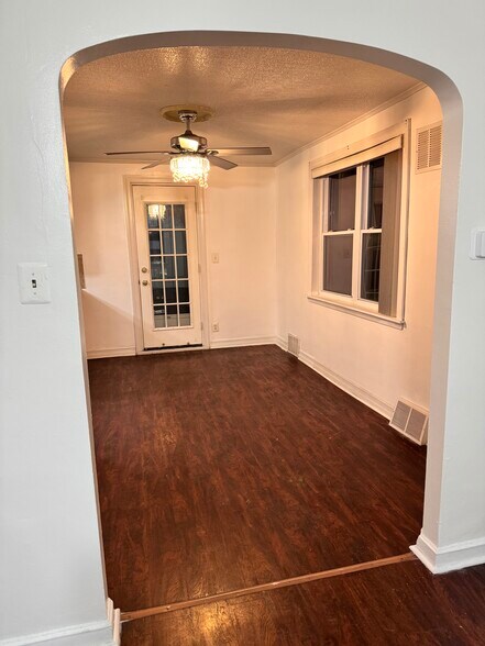 Building Photo - 1131 Fanshawe St