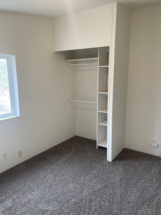 Building Photo - 3 Bed 2 Bath Home on Property Available for Lease