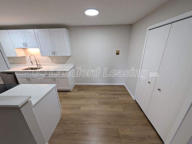 Building Photo - Updated 2-Bedroom Condo Steps from Crocker Park – Pool & Clubhouse