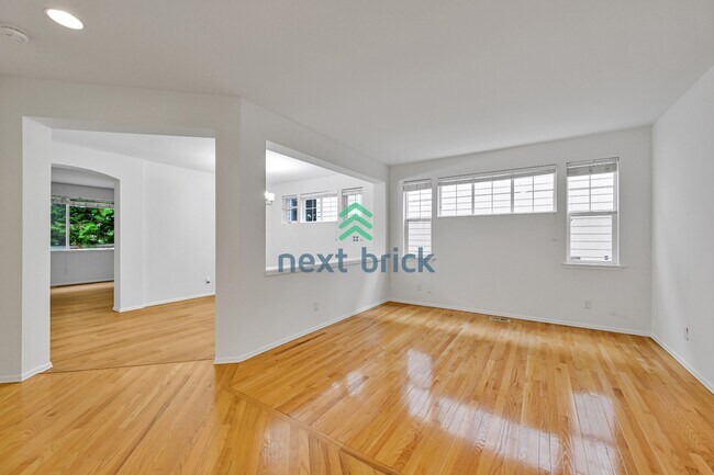 Building Photo - 4 Bed 2.5 Bath Single-family House Available for Rent!