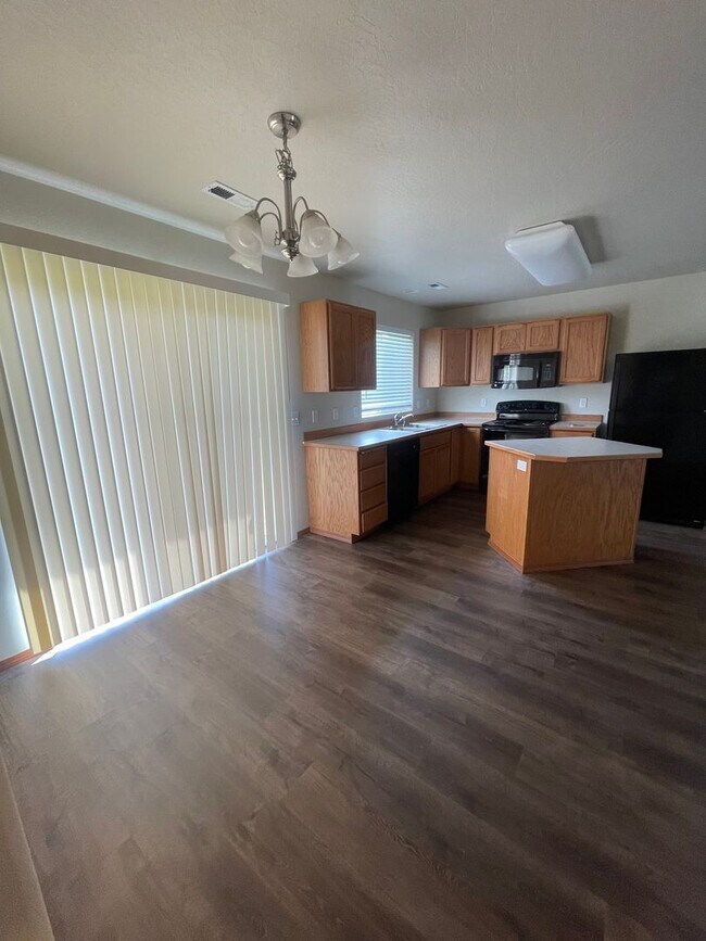 Building Photo - Stunning Ranch Style Home in Coeur D Alene...