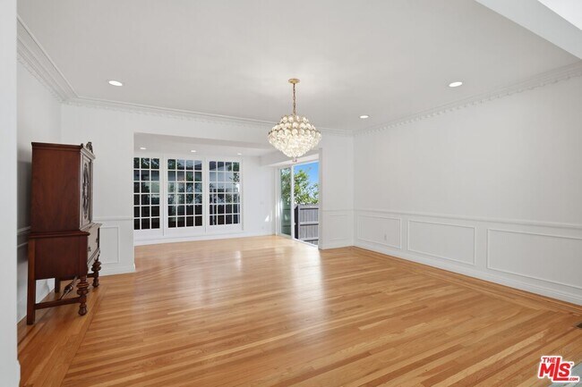 Building Photo - 1170 S Beverwil Dr