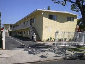 Building Photo - 1002 Lakme Ave.