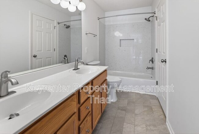 Building Photo - 138 Tannenbaum Cir